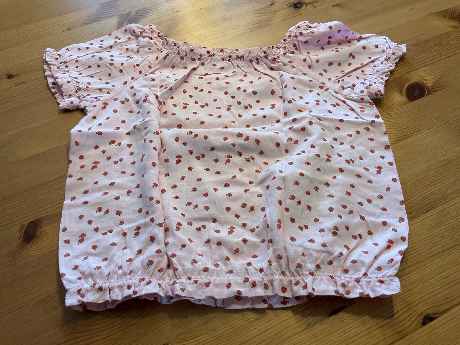 C&A Camicette, T-shirt & Top: Leichte Sommer-Bluse mit Erdbeerenprint,  Gr. 140 – Usato da Aesch BL venduto da Fortexx 2