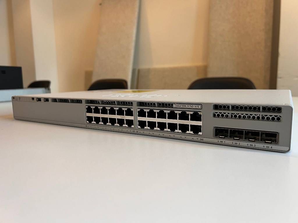 Cisco Hub & Switch: Cisco Catalyst C9200L-24P-4G-E – Nuovo (secondo la descrizione) da Zürich venduto da antero