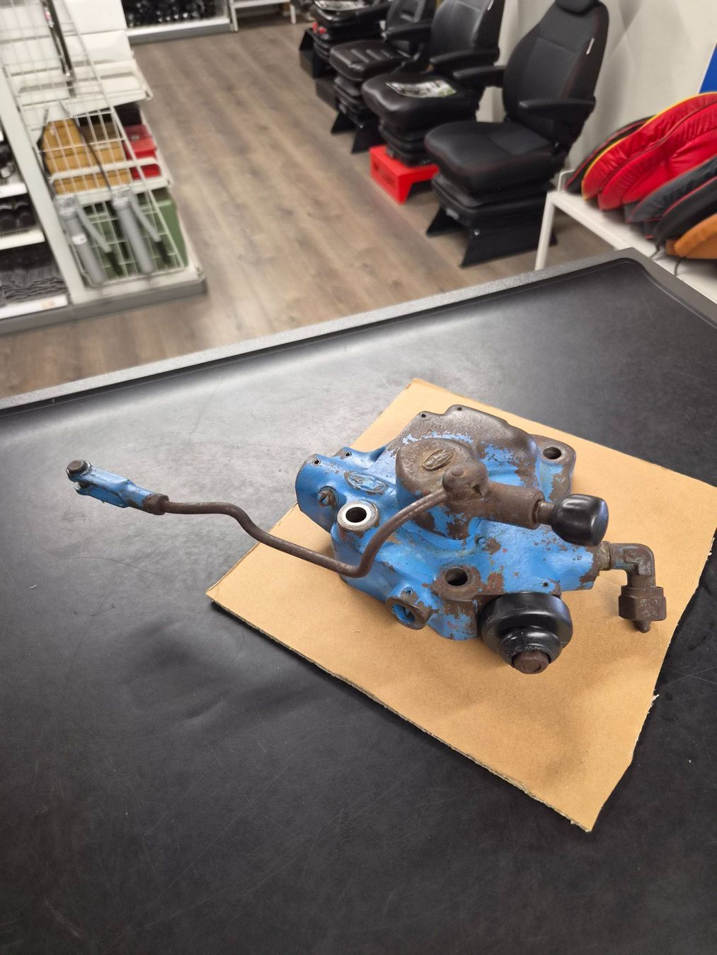 Autres pour métaux et serrurerie: Hydraulikventil, Steuerventil zu Ford Traktor gebraucht – D'occasion à Buttisholz par traktorenwerkstatt 1