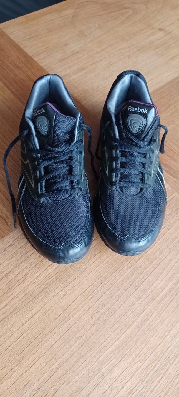 Reebok Scarpe da donna: Reebok Trainingsschuhe – Usato da Menziken venduto da Nikkimcanton