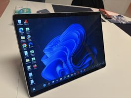 Ordinateur Microsoft Surface Pro 11 avec tablette et stylo