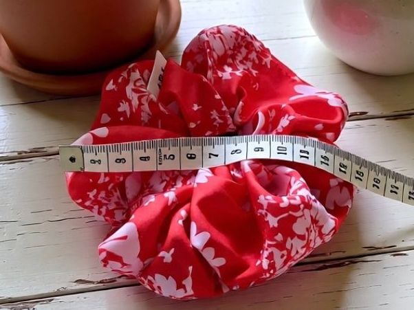 Accessoires pour cheveux: Seide Scrunchie - Blumenrot - Elegant - Handgemachte - Neu! – Neuf avec emballage d'origine à Vals par ABA-Atelier 1