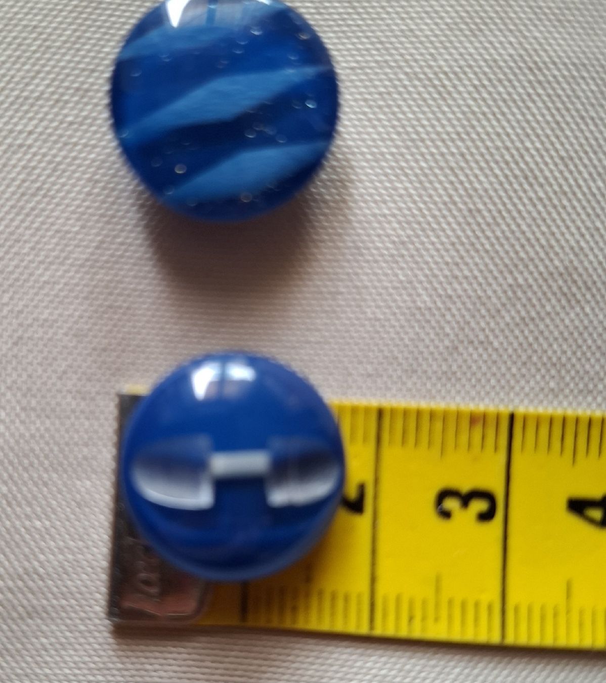Boutons: 2 Knöpfe Blau mit Glitzer, 18 mm. – D'occasion à Dietikon par Hirschkopf 3