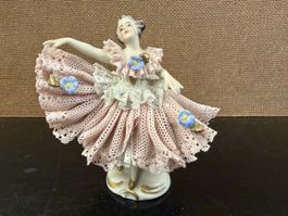 Ancienne figurine en porcelaine, robe dentelle, signée