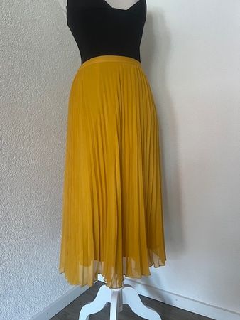 Gelb- Angenehme Faltenrock Gr 34/36 mit Gummi