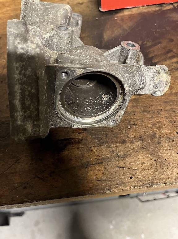 VW Tutti pezzi di ricambio auto: VW Golf 2 Wasserpumpen Gehäuse – Usato da Lichtensteig venduto da Daniel_212884 1