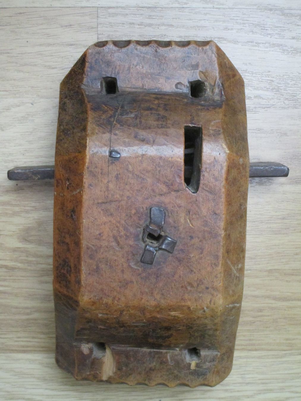 Cadenas: Antikes Türschloss  Holz – D'occasion à Heimberg par Lupo57 2