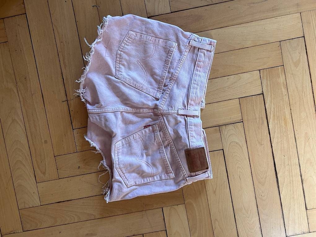 Jeans: Levis Hotpants Gr. 30 – Gebraucht aus Zürich von car_php8 2