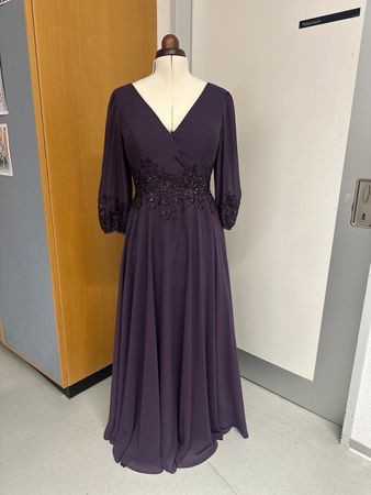 Elegantes Abendkleid Dunkelviolett mit schwarzer Spitze & Gl