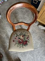 Stuhl mit Blumenmuster Sitzfläche Holzrahmen unbestimmtes Al