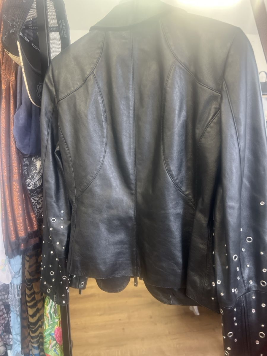 Madeleine Giacche: Schwarze Echtlederjacke mit Nieten & Ringen - Gr. 36-38 – Usato da Olten venduto da AtelierSecondhand23 4
