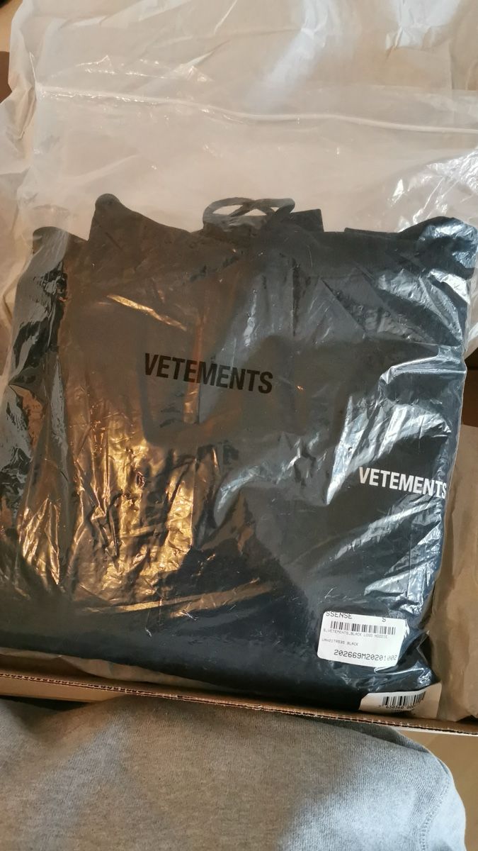 Pullover & Sweatshirts: Vetements Hoodie Black – Neu und originalverpackt aus Stans von RemoZimmermann 1