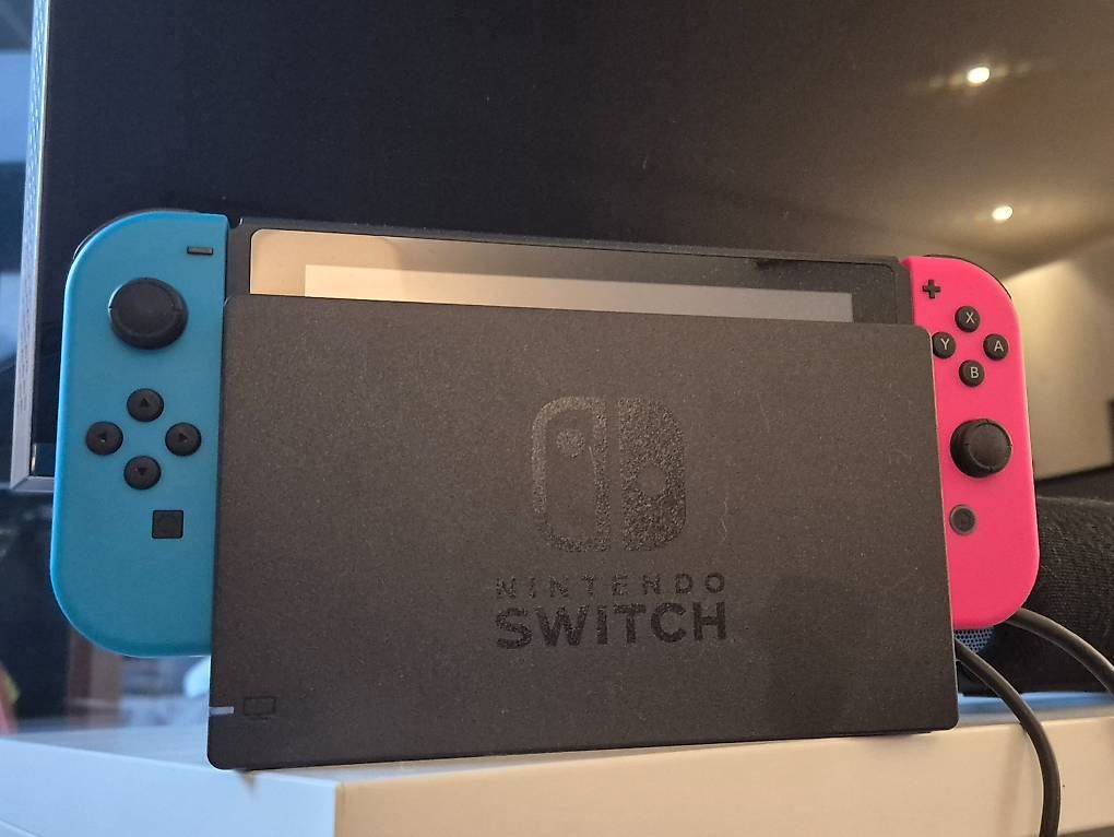 Nintendo Console: Nintendo Switch inkl. Zubehör – Usato da Balgach venduto da Linaxy