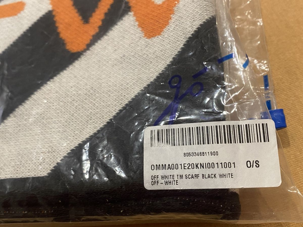 Off-White Foulards, Tücher & Schals: Off-White Schal🧣 – Gebraucht aus Zollikerberg von Jvac2 8