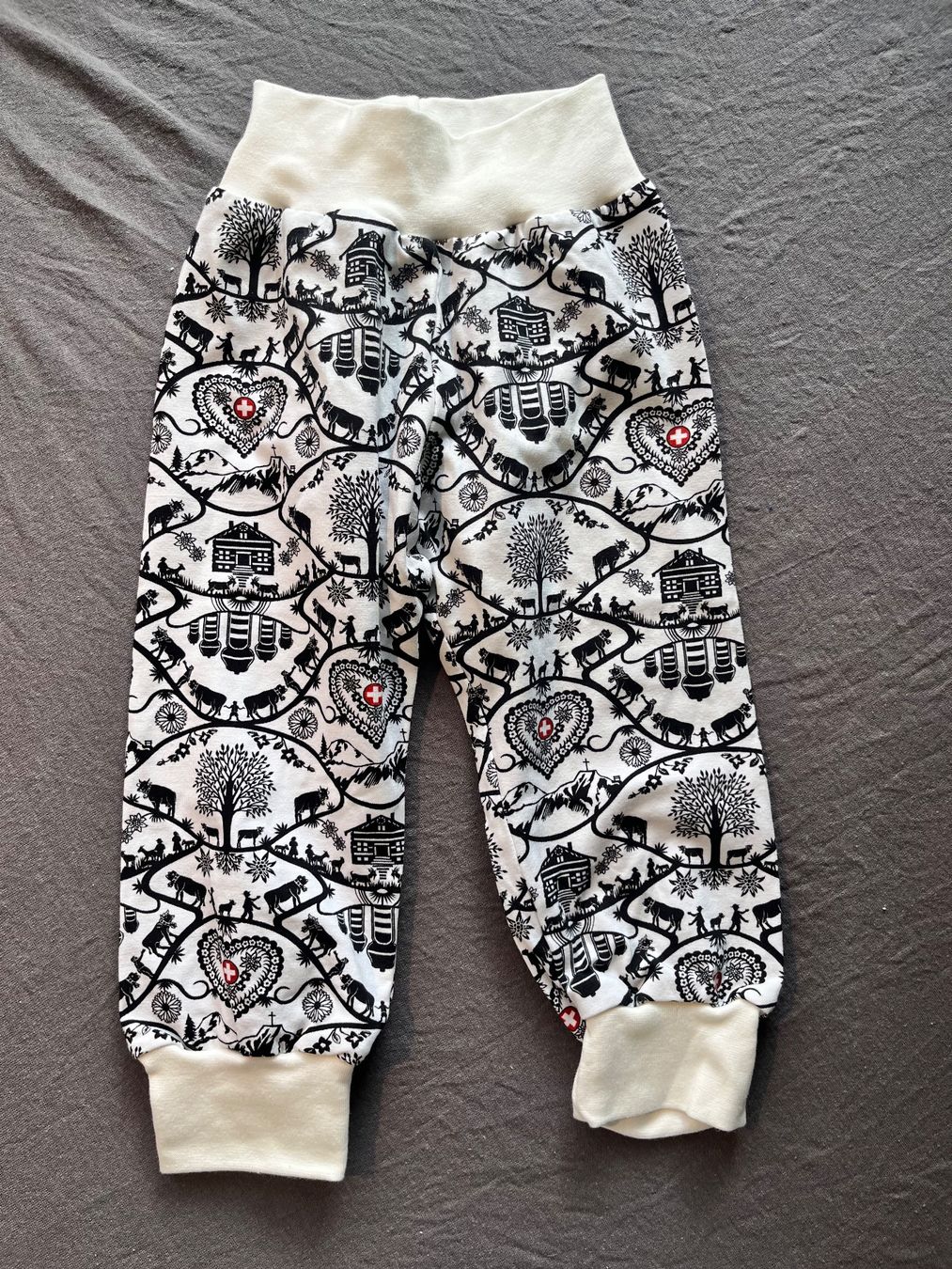 Pantaloni: 1 Kinderhose selbst genäht – Nuovo e nell'imballaggio originale da Büsserach venduto da bor_s88m