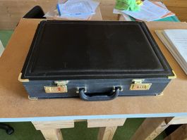 Aktenkoffer schwarz mit Zahlenschloss neuwertig.