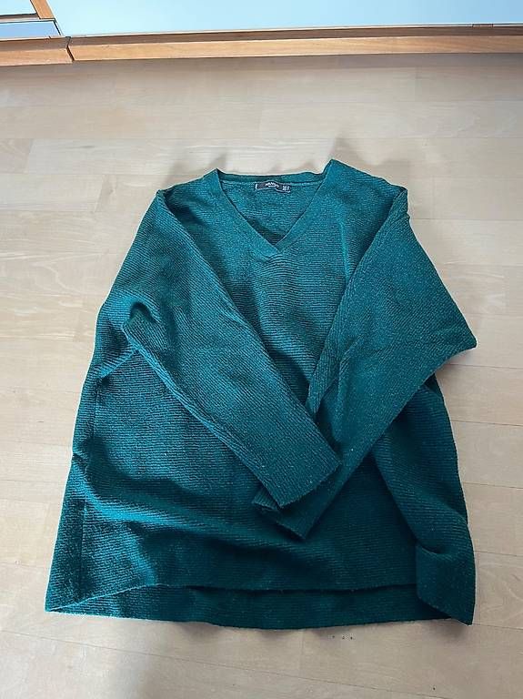 Pullover & Sweatshirts: Dunkelgrüner V-Ausschnitt Pullover – Gebraucht aus Luzern von nad_2my8
