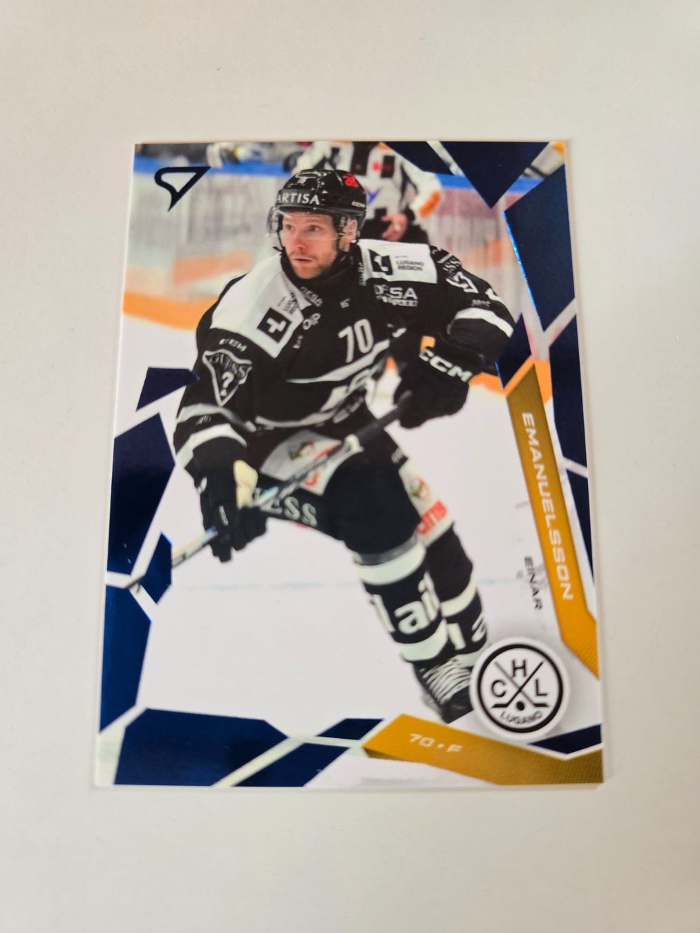 Sportzoo Carte collezionabili: HCL / HC Lugano / Base Set / Blue / Emanuelsson – Usato da Beringen venduto da Candrox__