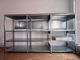 Regalsystem Errex mit Holzplatte als Abdeckung