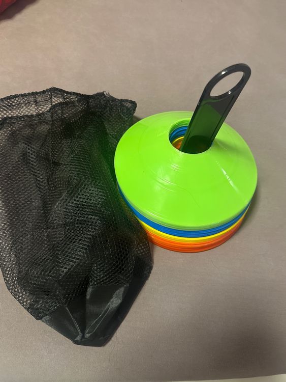 24er Markierungsscheiben 15 Cm – Flache Hütchen Aus TPE Für Fußball, Agilität, Koordination & Hindernistraining, Inkl. Netzbeutel