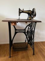 Antike Singer Nähmaschine mit Zubehör, funktioniert!