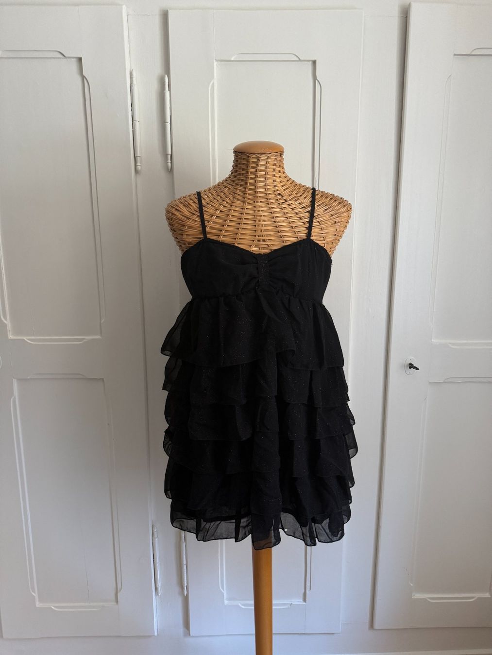 Zara Vestiti: ZARA - Chiffonkleidchen schwarz mit Volants L – Usato da Zürich venduto da Diazaio