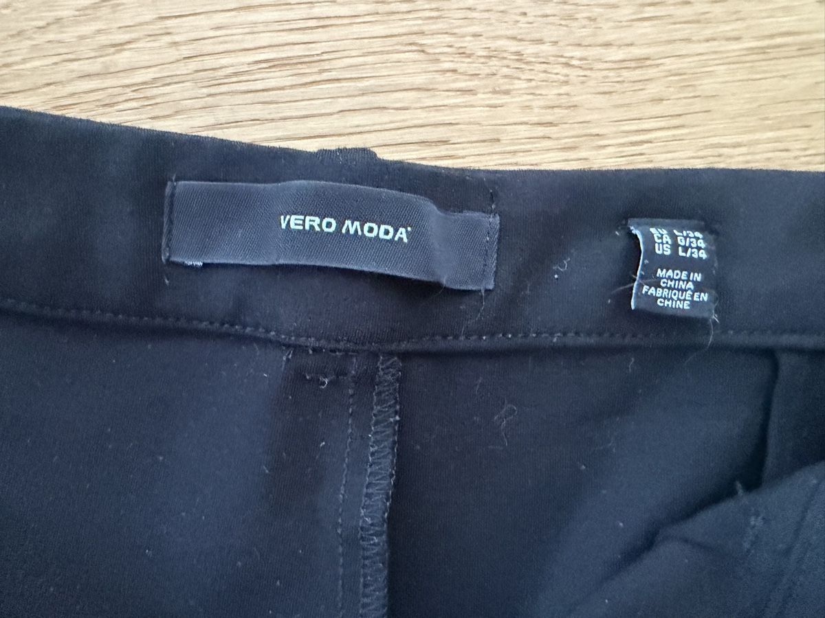 Vero Moda Pantaloni: Pantalon noir à étriers – Usato da Uetliberg venduto da adrenalhyn 2
