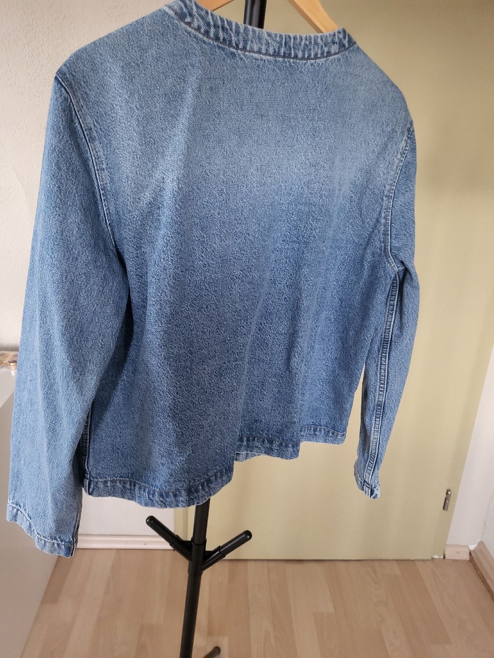 H&M Giacche: H&M Denim Jacket, Size L, Button Up – Nuovo (secondo la descrizione) da Sarmenstorf venduto da zuz_q5kq 1