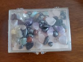Petite boîte de pierres naturelles polies (roulées)