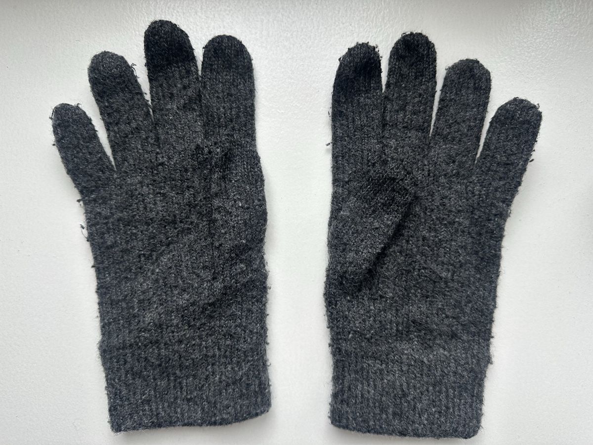 Guanti & manicotti: Grey touchscreen gloves – Usato da Uster venduto da Monika_OB