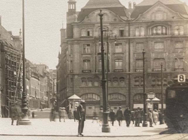 Cartoline postali: BASEL Marktplatz mit Rathaus belebt, TRAM, Baustelle – Usato da Wald ZH venduto da TLILEF 1