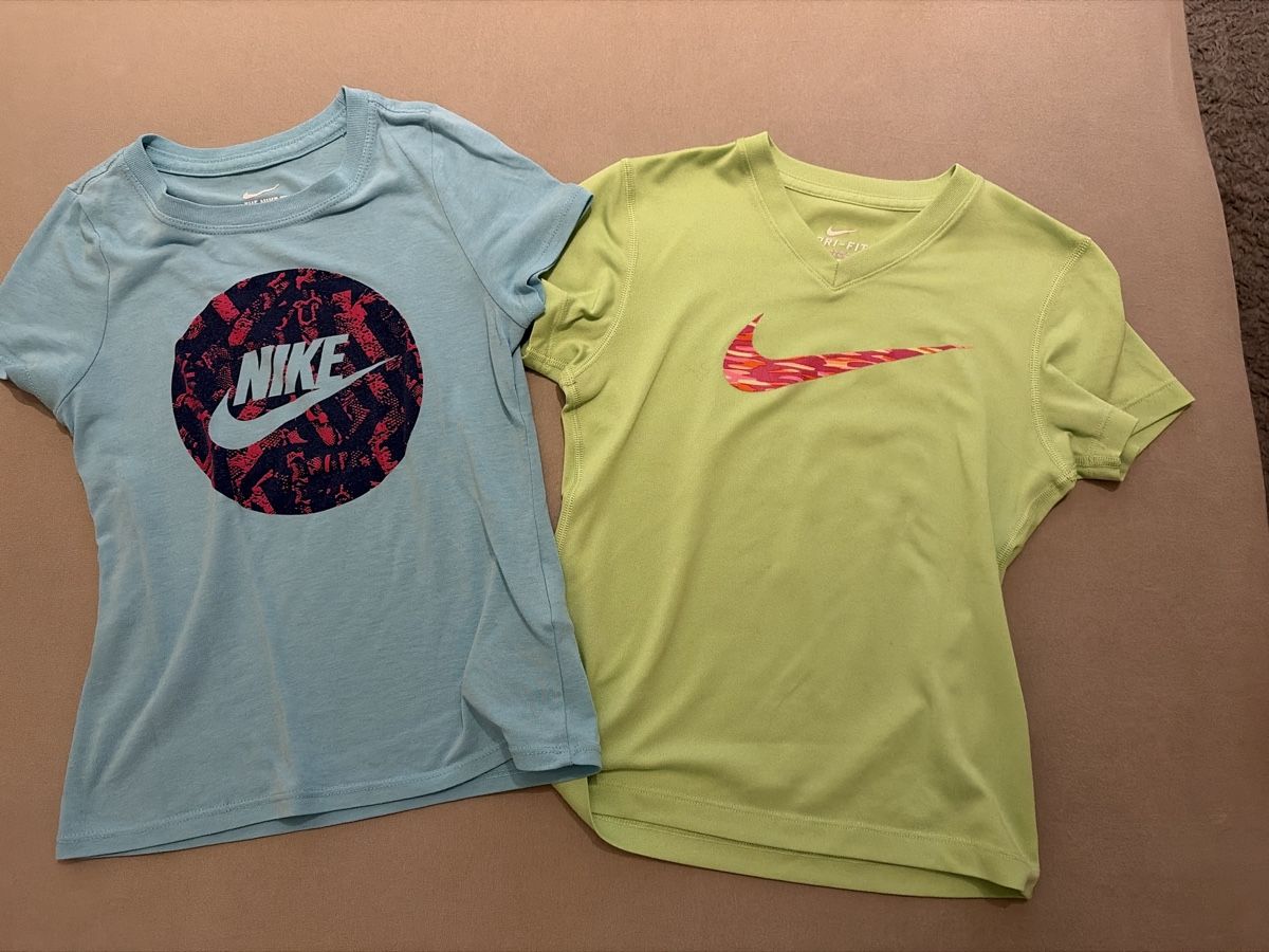 Nike Hemden, T-Shirts & Polos: 2 Nike shirts 122/128 – Gebraucht aus Galgenen von Hawaii021