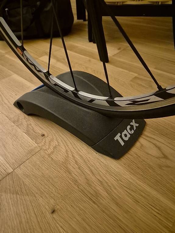 Hometrainer: Tacx Rollentrainer inkl. Laptop / Tablet Tisch – Usato da Wädenswil venduto da YannicG 1