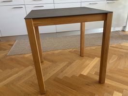 Tisch mit Steinplatte