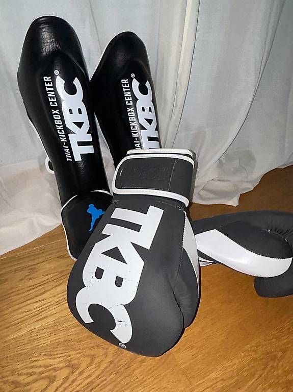 Guanti & manicotti: Kickbox- Ausrüstung, Boxhandschuhe& Beinschoner – Nuovo (secondo la descrizione) da Giswil venduto da bue_nq8y