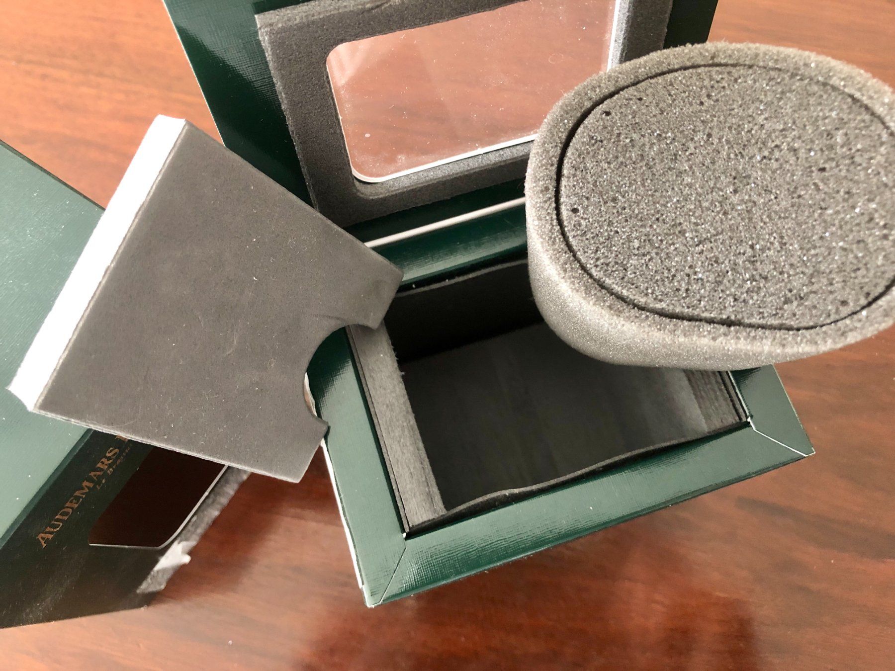 Audemars Piguet Uhren: AUDEMARS PIGUET green service box with grey foam interior – Gebraucht aus Mont-sur-Lausanne von vmi_ym5l 4