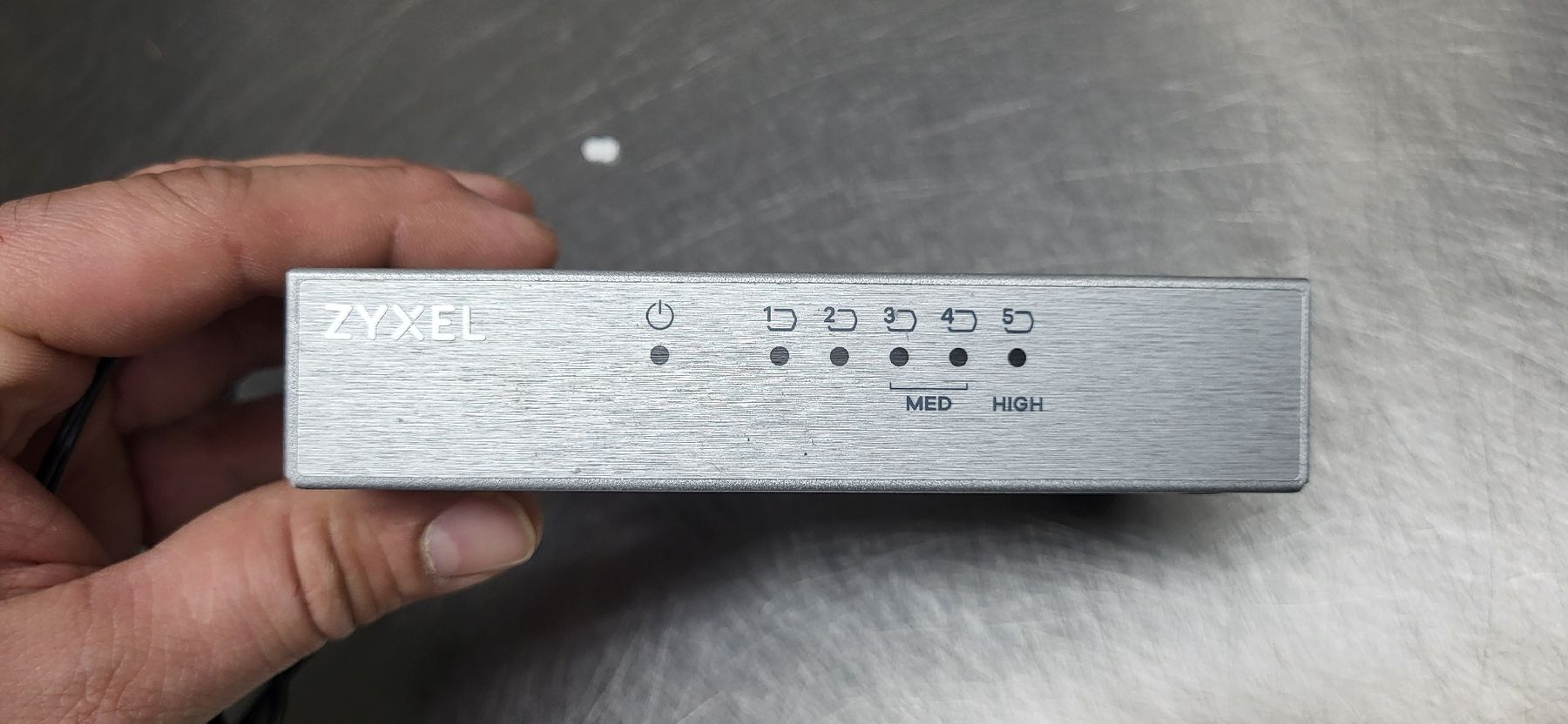 Zyxel Hubs & Switches: ZYXEL GS-105B v2 5-Port Switch Gigabit Netzwerk – Gebraucht aus Rüti ZH von Isa8630 1