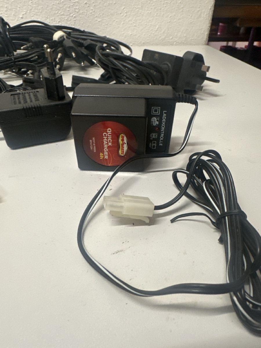 Lecteurs & Adaptateurs: Assorted Power Adapters and Cables, Acceptable – D'occasion à Elsau par MANWITHVAN 4