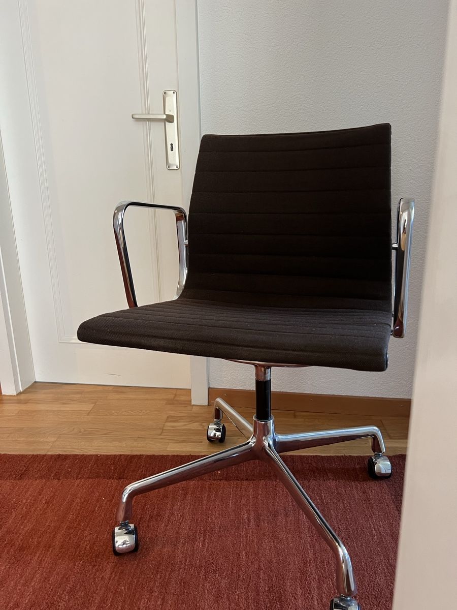 Vitra Chaises: Vitra Eames Stuhl, braun – D'occasion à Zürich par Juli8050