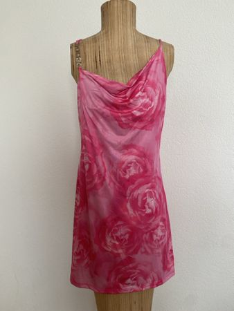 Sommerliches Bershka Kleid mit Rosenmuster, Grösse M