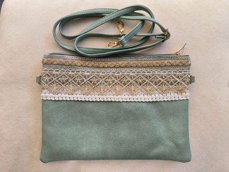 Pochette avec bandoulière vert d'eau, parfait pour l'été !