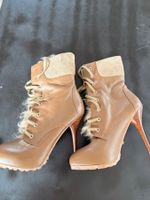 Paire de bottines en cuir taupe avec fourrure