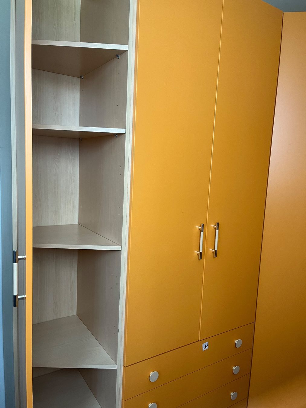 Schränke: Orangefarbener Eckkleiderschrank mit Schubladen – Gebraucht aus Echandens von lillisfashion 1