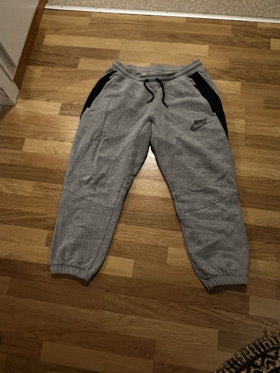 Nike Pantaloni: Nike Trainerhosen, Herren oder Unisex ca. Gr.L – Usato da Ostermundigen venduto da s_jaja