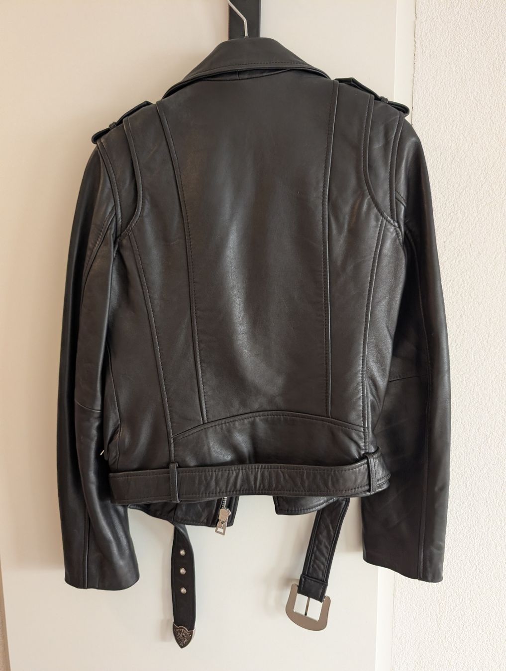Maje Giacche: Schwarze Lederjacke von Maje, Grösse 36 – Usato da Lausanne venduto da oneroi 1