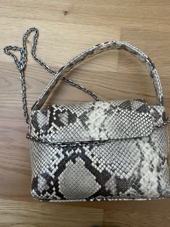 Schicke Handtasche mit Schlangenmuster für den Sommer!