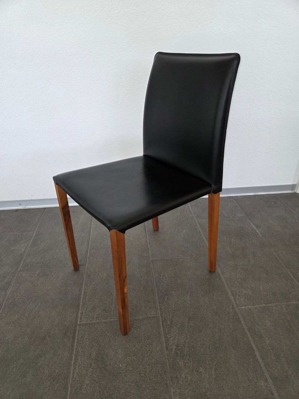 Interio Stühle: 4 Stück Esszimmerstühle Leder schwarz – Gebraucht aus Bettlach von Enniroc0