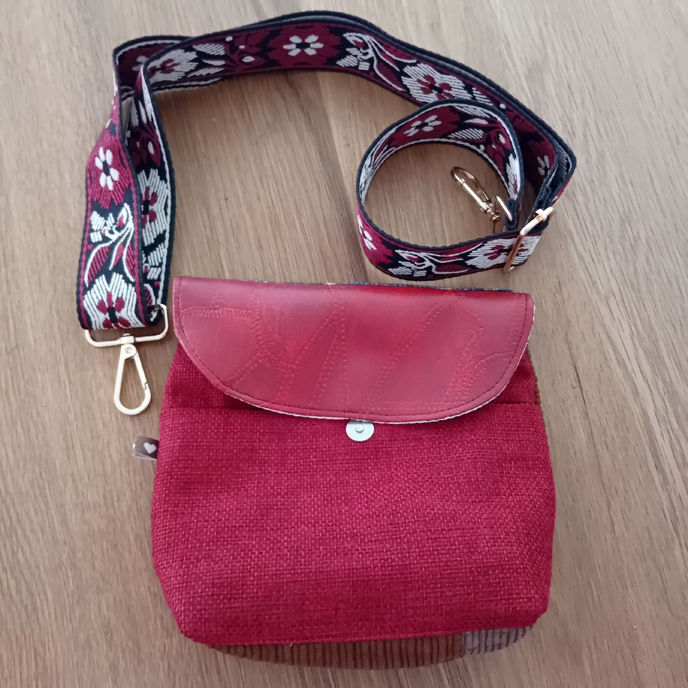 Borse da donna: Tasche rot Stoff mit Blumenmuster Tragegurt,handarbeit – Nuovo (secondo la descrizione) da Burgdorf venduto da carodesign1