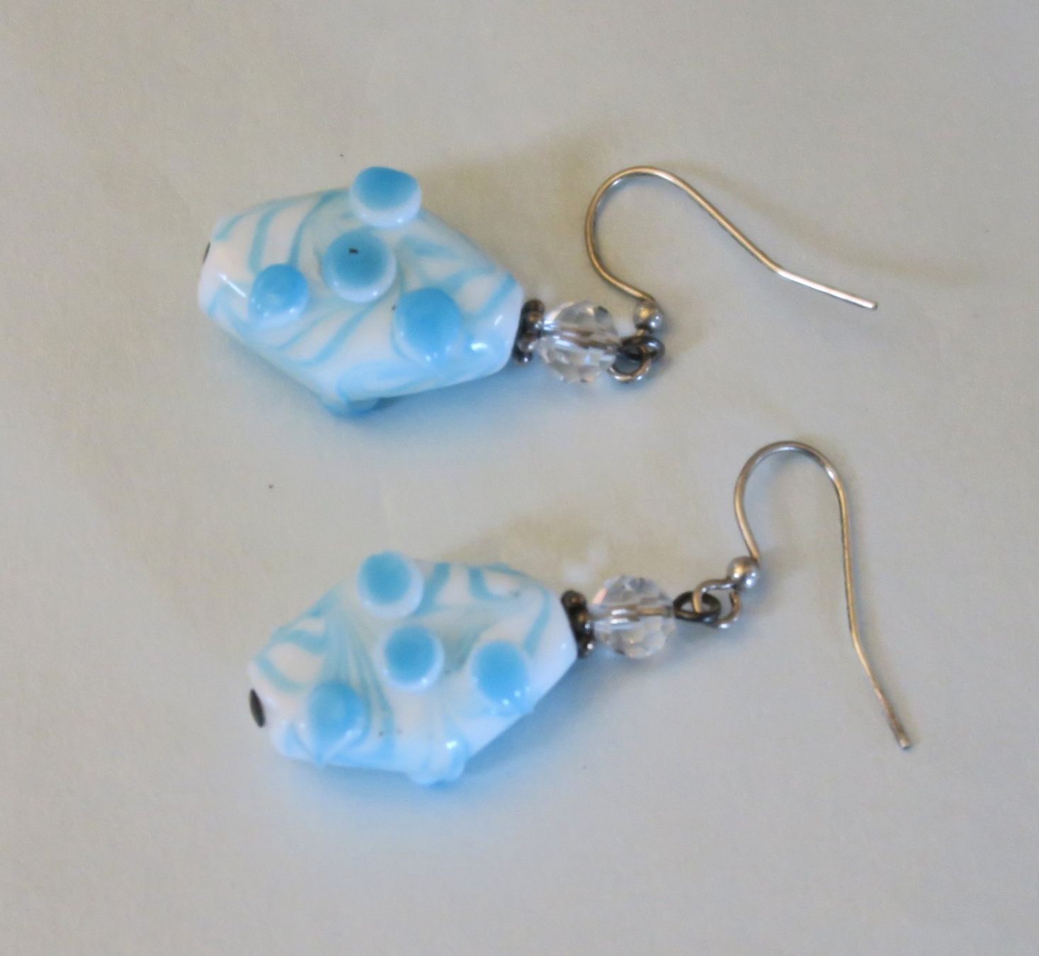 Orecchini pendenti & Orecchini a lobo: Ohrhänger mit Glasperlen, weiss/blau – Usato da Brittnau venduto da marlenestone