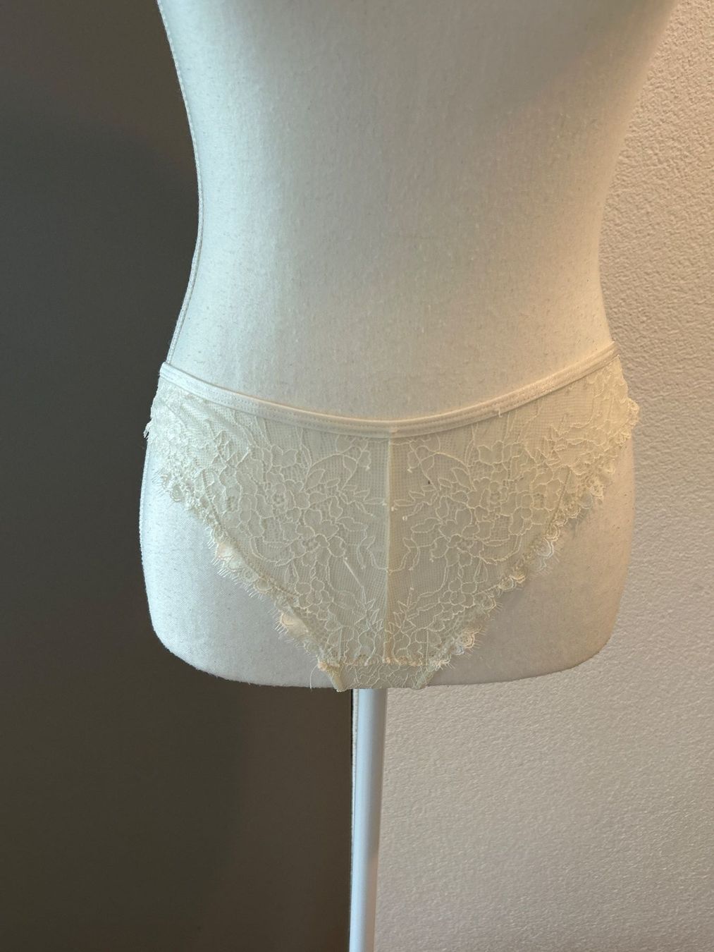 Manor Altra biancheria intima: Tanga ecru mit Spitzen von Manor Gr. M – Usato da Brunnen venduto da Nala2929 3
